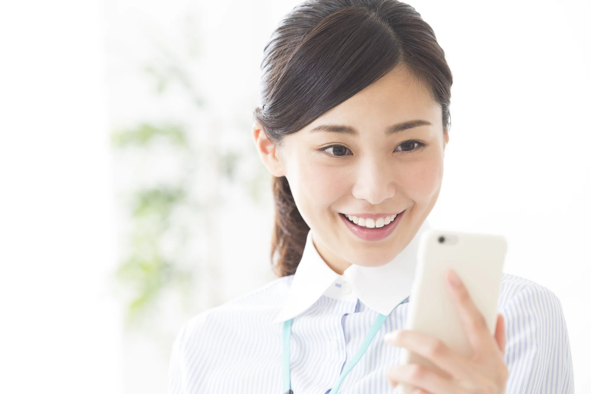 スマホをいじる女性