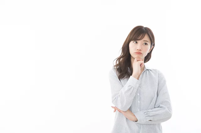 クレジットカード-若い女性考える