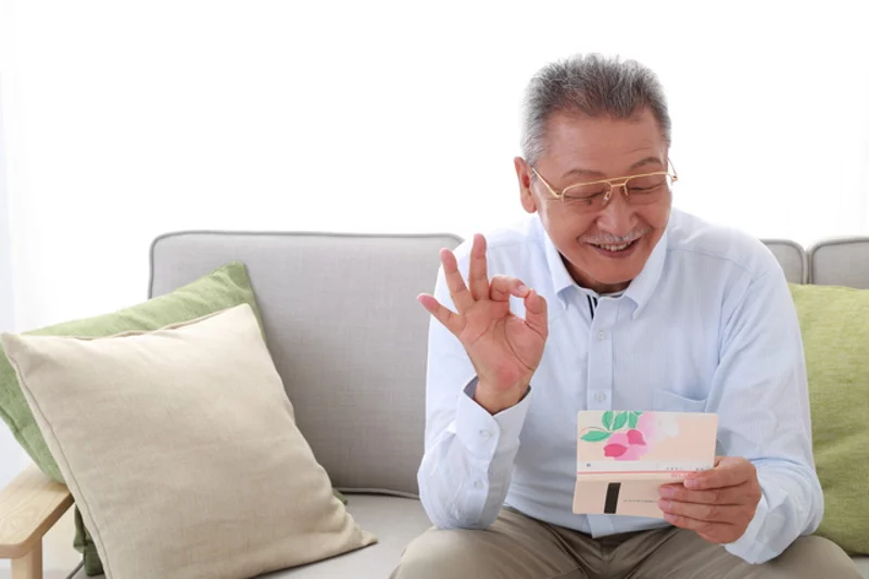 通帳を見て喜ぶおじいさん