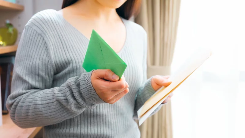 郵便物を見る女性