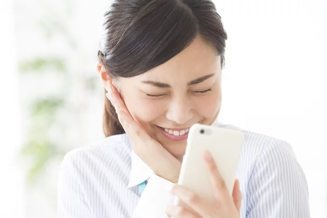 アコムにログインする女性