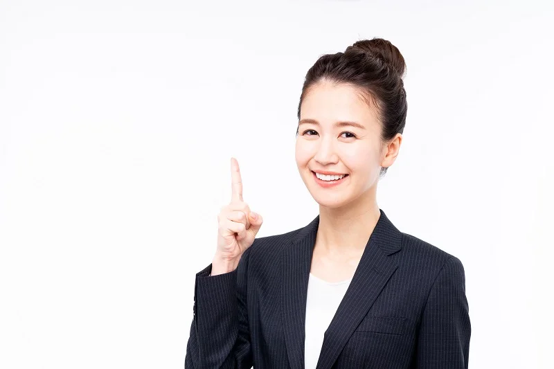 ポイントを説明する女性