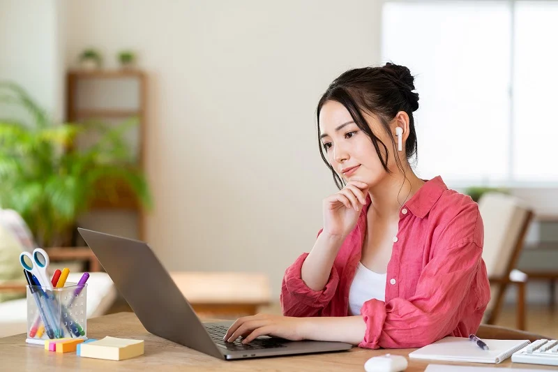 チェックする女性