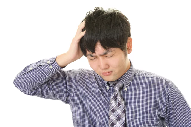 クレジットカードで悩む男性