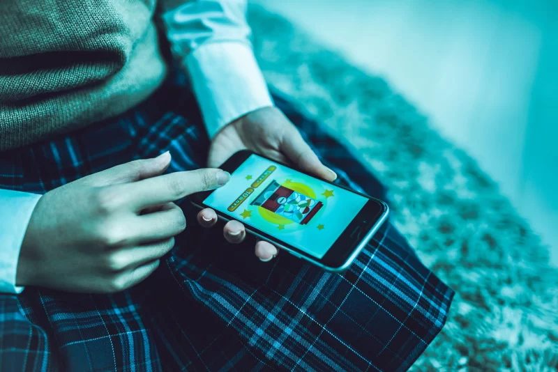 スマホで課金しようとしている女子学生