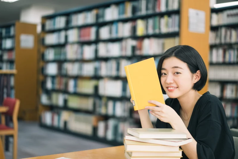 図書館で読書をする女性