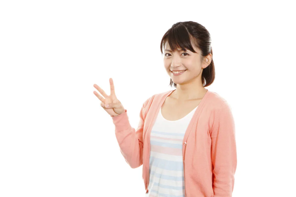 指をさす女性