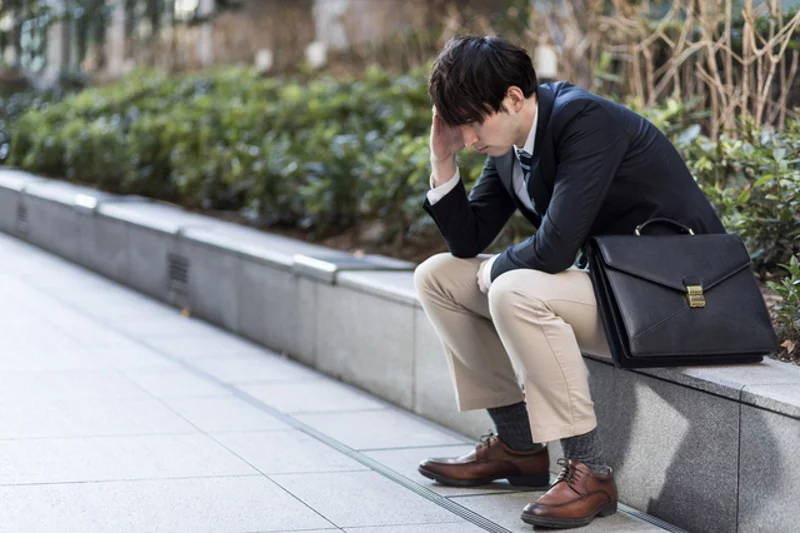 落ち込んでいる男性
