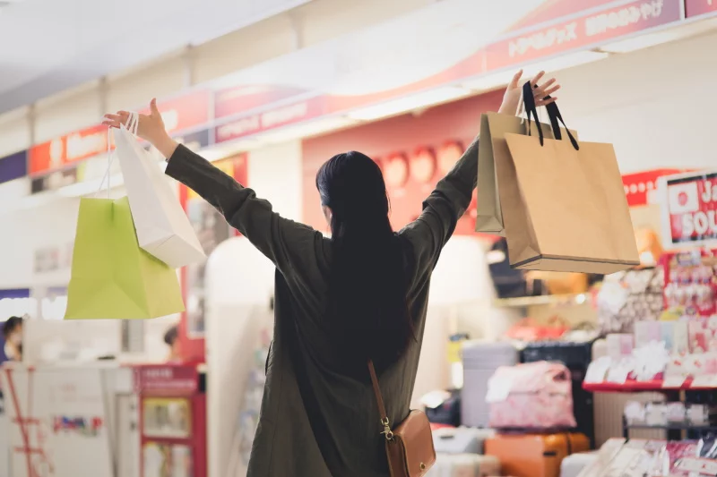 たくさん物を買った女性
