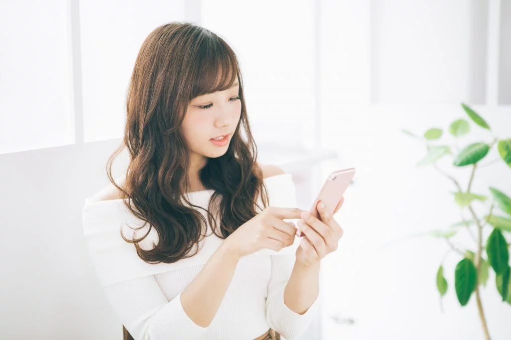 スマホを操作する女性