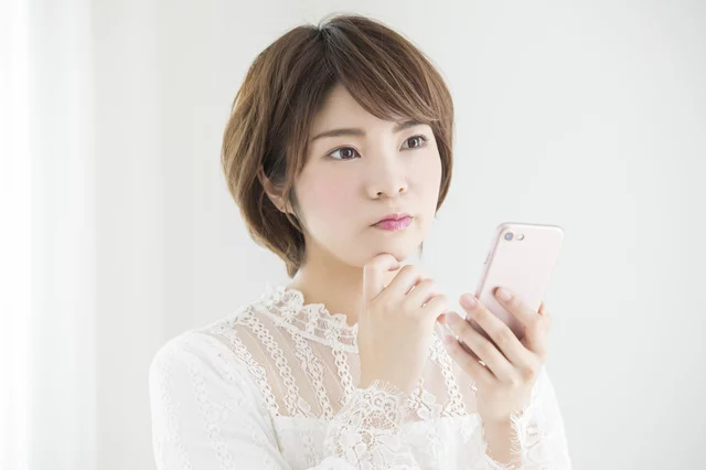 お金がなくてつらい女性