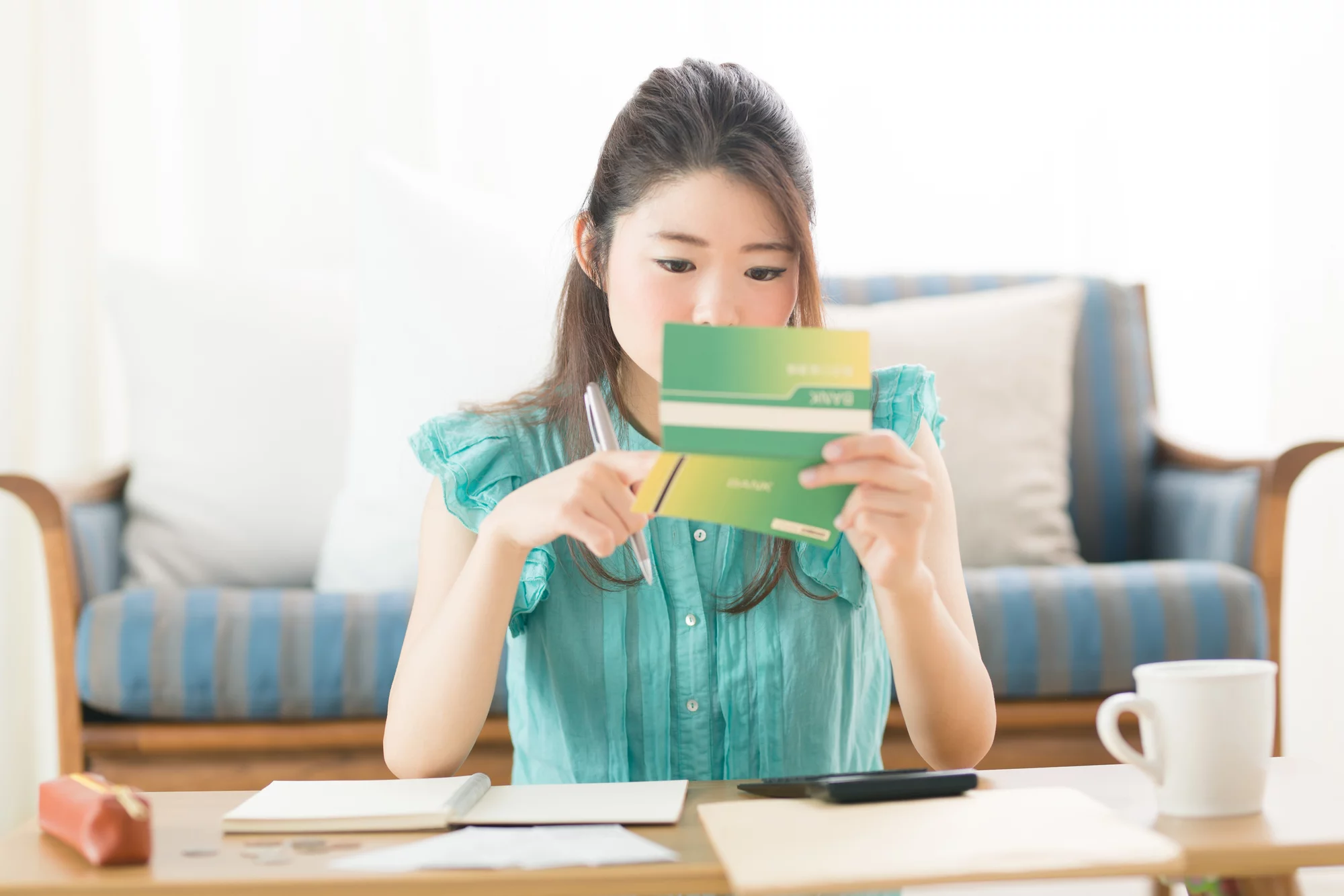 通帳を確認する女性