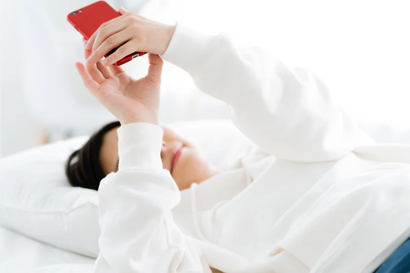 サボってスマホ見てる人