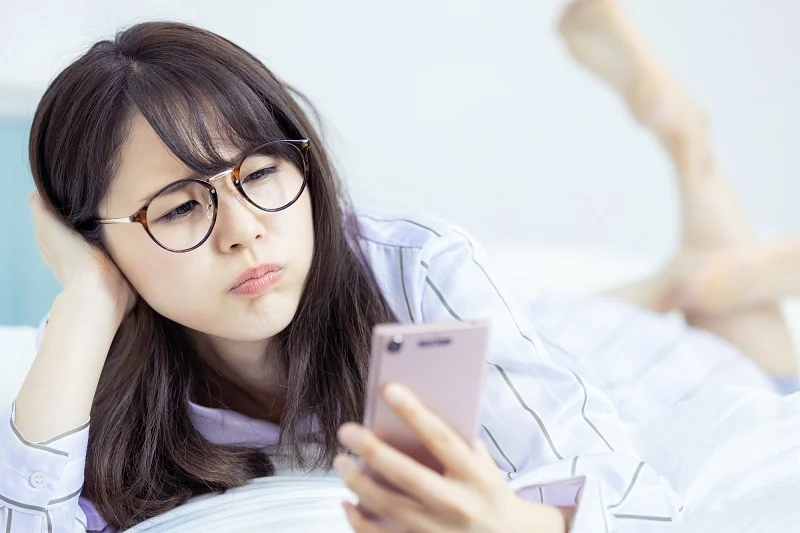 チェックする女性