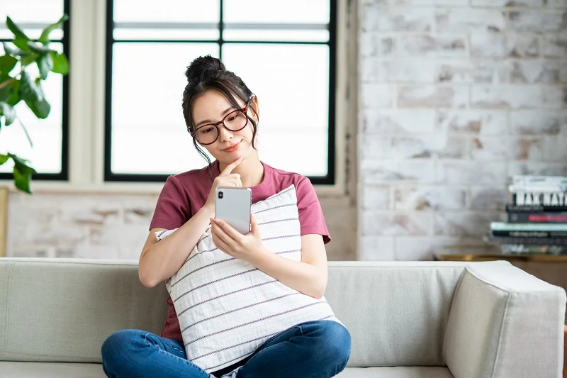 スマホで情報をチェックする女性